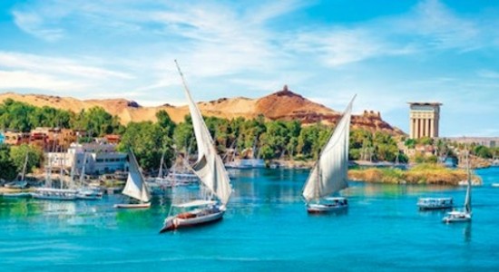 Vista panorámica de Luxor, la ciudad de los faraones, rodeada de templos antiguos y el río Nilo.