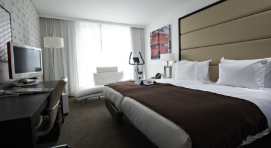 Habitación amplia y cómoda en un hotel 4 estrellas en Londres.