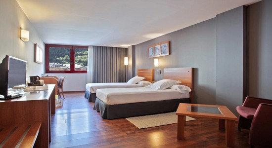 Habitación luminosa con dos camas individuales en el Hotel Acta Arthotel, perfecta para viajes en pareja o amigos.