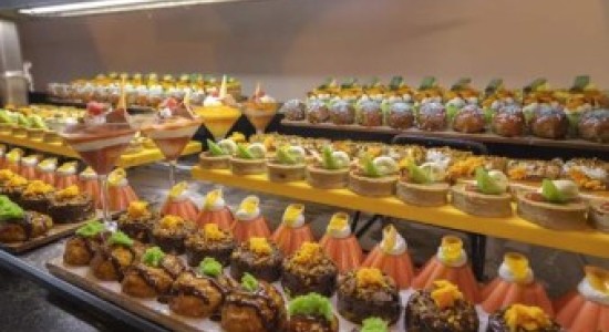 Buffet gourmet con postres y opciones deliciosas en un resort todo incluido en Punta Cana.
