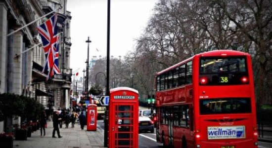 Cabina telefónica roja en una calle de Londres, un símbolo icónico de la ciudad