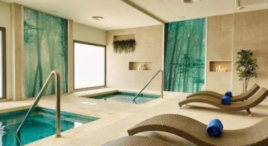 Zona de spa en Punta Cana con piscinas relajantes y ambiente tropical