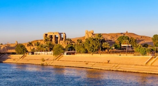 Templo de Horus en Edfu, el mejor conservado de Egipto, con su majestuosa fachada y símbolos del antiguo Egipto
