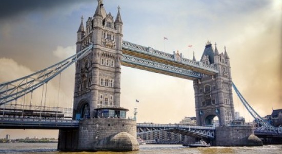 El Tower Bridge de Londres iluminado, con un cielo despejado al fondo.