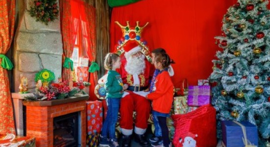 Papá Noel interactuando con niños en Parque Warner Madrid durante la temporada navideña
