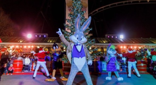 Bugs Bunny posando para fotos con visitantes en Cartoon Village, Parque Warner Madrid.