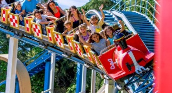 Montaña rusa en Parque Warner Madrid, llena de emoción y adrenalina para los visitantes