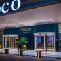 Fachada moderna del hotel voco Dubai en Sheikh Zayed Road, con arquitectura vanguardista y proximidad al Dubai World Trade Centre