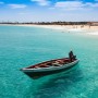 Imagen de una barquita reposando en la playa de la isla de Sal, ideal para transmitir calma y esencia local.