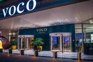 Fachada moderna del hotel voco Dubai en Sheikh Zayed Road, con arquitectura vanguardista y proximidad al Dubai World Trade Centre